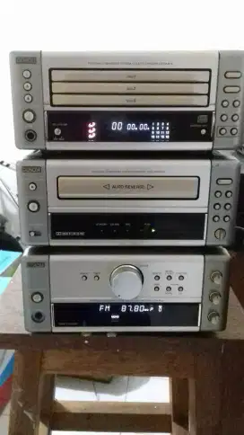 Satu set Denon M-10