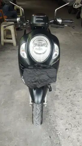 scoopy  tahun 2023 warna hitam