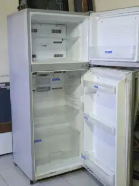 Di jual Kulkas 2 pintu Merk Sharp kondisi Ok 90%