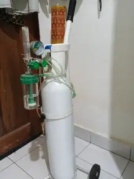 Tabung oksigen beserta perlengkapannya