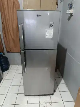 Lg kulkas dua pintu 220 liter mulus ori murah bandung