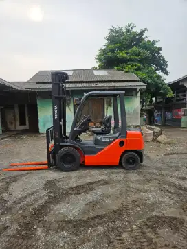 Forklift Toyota 2,5 Ton,Manual,Threelift 6 Meter,Sideshif,Tahun 2017