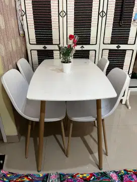 Meja Makan Informa 4 kursi