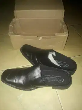 Sepatu selop pria