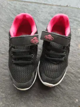 Sepatu anak sekolah hitam UK.27