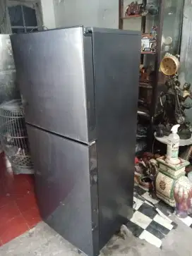 Kulkas merk Sharp AQUA  ,Normal siap pakai JoSS ,Original blm service