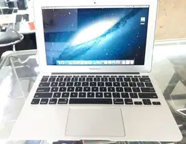 MacBook Air 11-inch A1370 Mid 2011 Core i5 1.6GHz RAM 2GB SSD 64GB