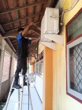 Menerima service AC panggilan ke rumah