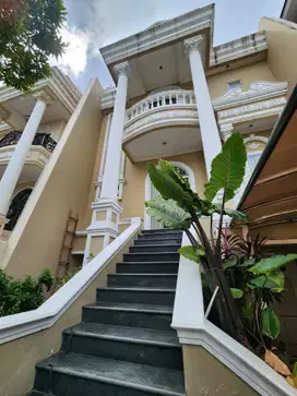 RUMAH PIK1 MANYAR PERMAI 9X20,SEMI FURNISH,3 LANTAI,UTARA