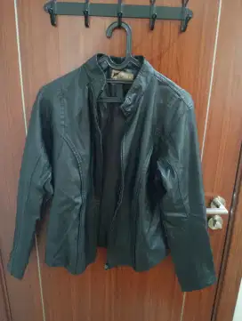 Jaket Kulit Wanita Warna Hitam