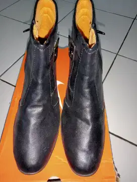 sepatu boots wanita