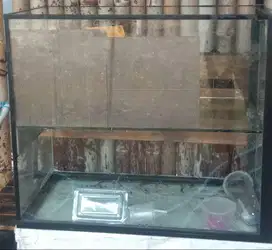Etalase Kaca Tebal