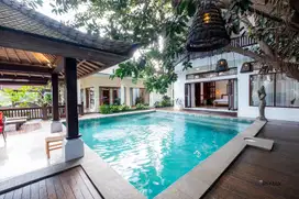Villa Modern dengan 6 Kamar Tidur Lokasi Bagus Dijual, di Canggu