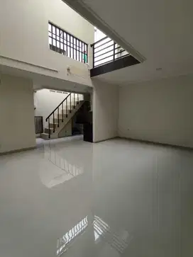 65 jt per tahun Disewakan Rumah 2 lantai kompleks Mekar Wangi