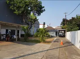 rumah dengan tanah luas, bisa untuk usaha dan kantor. langsung pemilik