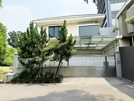 Sewa Rumah Mewah Modern Dengan Lift di Pondok Indah