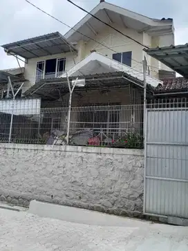 Dijual villa 3 lantai luas 360m2 di Cipanas puncak hrg terjangkau nego