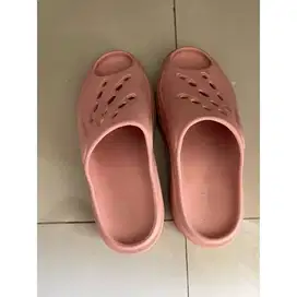Sandal santai sehari-hari