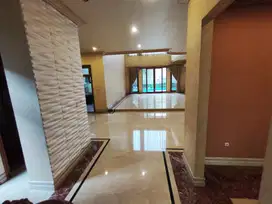 Disewakan Rumah Pondok Indah 650 m2 Furnish Parkir Luas 750 Juta/Tahun