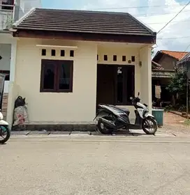 Di jual butuh rumah akses jln mobil luas di Ciledug Tangerang kota