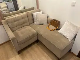 Sofa letter L dengan bantal