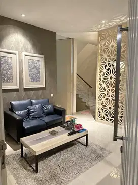 Dijual Rumah Full Furnished di Alam Galaxy Surabaya Barat, Row 3 Mobil