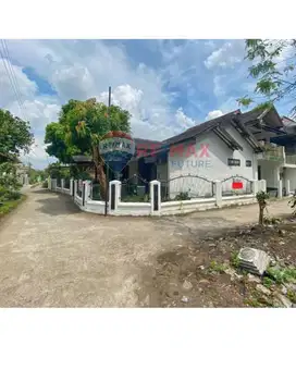 RUMAH HOEK TANAH LEBAR DEKAT PASAR GAMPING LAPANGAN SIDOARUM MALIOBORO