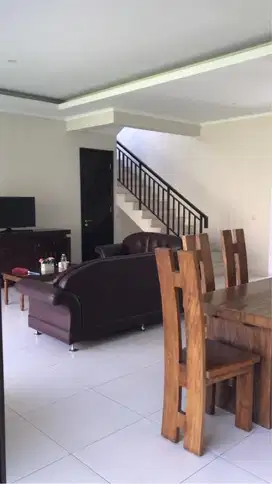 Disewakan Langka Rumah Kota Baru Parahyangan BTD Mainroad Keren
