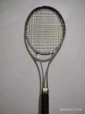 Raket tenis merk wilson.