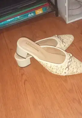 Heels warna cream