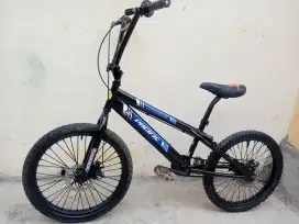 SEPEDA BMX 20. NOKEN MULUS LENGKAP SIAP PAKAI, LOKASI KEMILING, NEGO.