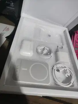 Earphone dan powerbank iphone