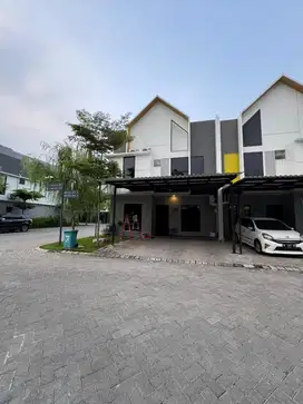 DI JUAL RUMAH HOEK , Bagus