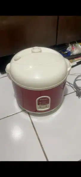 Rice Cooker Miyako 1.8L – Kondisi Sangat Baik, Siap Pakai