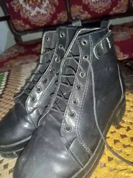 Sepatu booth wanita