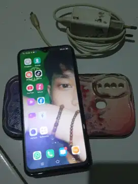 vivo 1901 ram 4/64 minus layar garis dkt siap pakai charger, tanpa dus