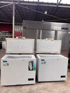 Freezer box 
Merk RSA 
Kapasitas 220 liter