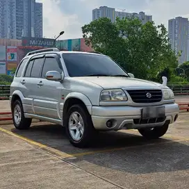 Suzuki Escudo 2.0 AT 2000 cc Matic Tahun 2005 Silver Mulus Antik