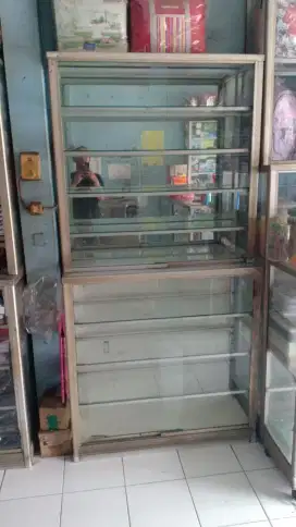 Di jual etalase