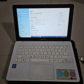 Laptop netbook Asus e202s 2/320gb white mulus bandung