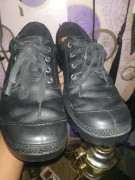 sepatu palladium size 42 Masih bagus kk bahan Dari kulit asli