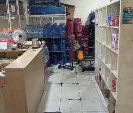 Pengantar galon di apartemen menggunakan troli