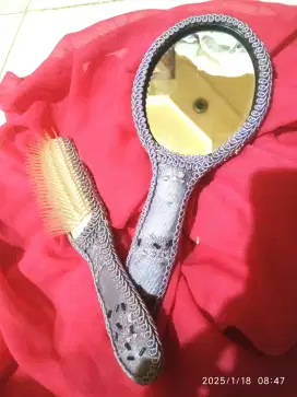 Sepasang cermin Dan sisir bros yg cantik