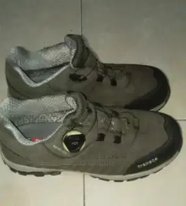 Sepatu safety TREKSTA korea original.