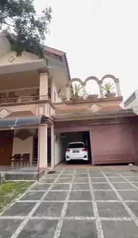 Di jual rumah dengan luas tanah besar di daerah Jakarta Selatan
