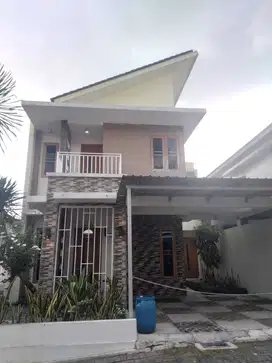 A176 - Rumah Dua Lantai Mewah Full Furnish di Ngemplak
