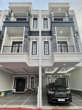 RUMAH MODERN HOUSE 3 LANTAI STRATEGIS  DLM CLUSTER DI JAGAKARSA JAKSEL
