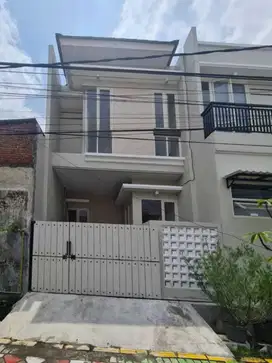 Rumah Rungkut Menanggal  Baru Gress 2 Lantai