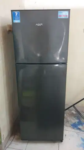 Kulkas 2 pintu merk Aqua