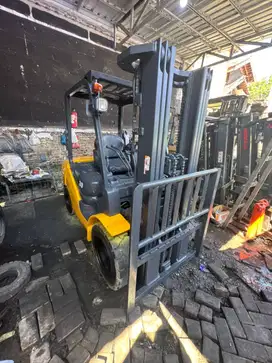 FORKLIFT BEKAS KOMATSU 3 TON MANUAL TRANSMISI 4,8 MTR TRILIFT TH 2020